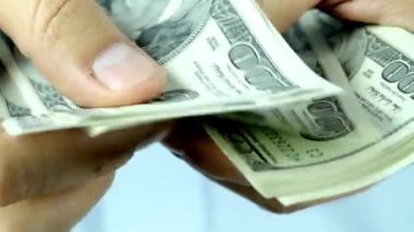 Erkek eli sayarak 100 dolar nakit Macro para, finans ve nakit kavramını elinde tutarak erkek elini vurdu.