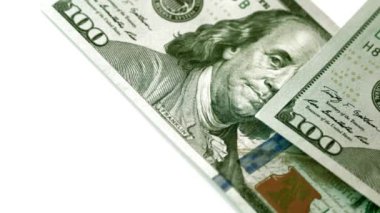 Erkek eli sayarak 100 dolar nakit Macro para, finans ve nakit kavramını elinde tutarak erkek elini vurdu.
