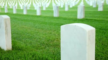 Amerika Birleşik Devletleri bayrağı taşıyan askerlerin mezarı Hıristiyan Mezarlığı tavası, Katolik inancı beyaz taş mezar