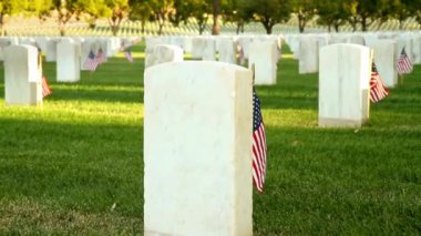 Amerika Birleşik Devletleri bayrağı taşıyan askerlerin mezarı Hıristiyan Mezarlığı tavası, Katolik inancı beyaz taş mezar