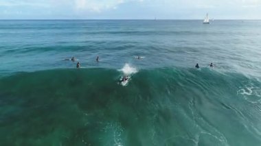 İnsansız hava araçlarıyla sörf yapan havacılık kumsalı Hawaii volkanı Oahu Honolulu, Waikiki sahili Pearl Harbor Kauai deniz kumu okyanus cennet suyu tropikal tatil