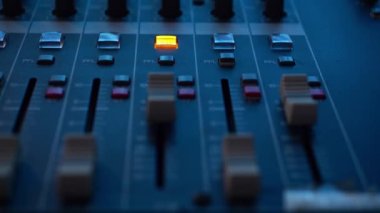 Ses Kayıt Stüdyosu Profesyonel Müzik Kayıt Ekipmanı Ses Tasarımcısı veya gece kulübü DJ 'i için şarkı makinesi üretmek için.