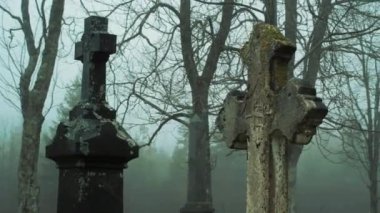 Eski mezar taşları Antik Hıristiyan Taş Haçı mezarlıkta eski taş haçlar