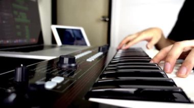Yapımcı, Ses Mühendisi Yeni Albüm Kayıt Masası 'nı Müzik Kayıt Stüdyosu' nda elektronik piyano kayıt şarkısı HD ile kullanıyor