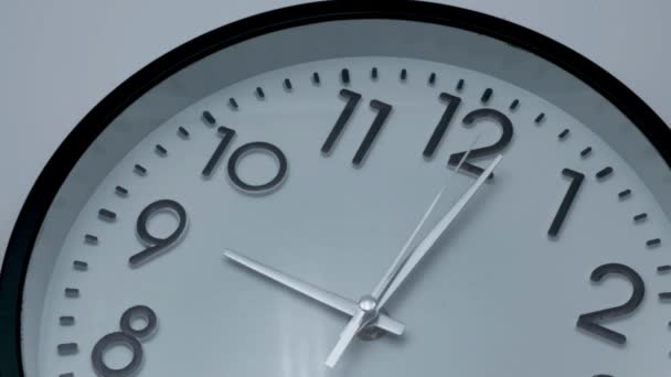 壁に掛けられた白い時計タイムラプス映画的なコンセプトフィルムタイムラプスクローズアップアニメーション時計の背景の手がクローズアップをタッチ — ストック動画