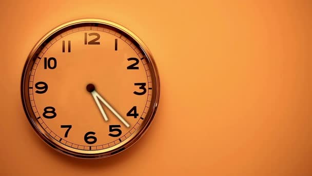 Saat Yüzlü Saat Mekanizmasına Yakın Çekim Zaman Aşımına Uğramış Ofis — Stok video