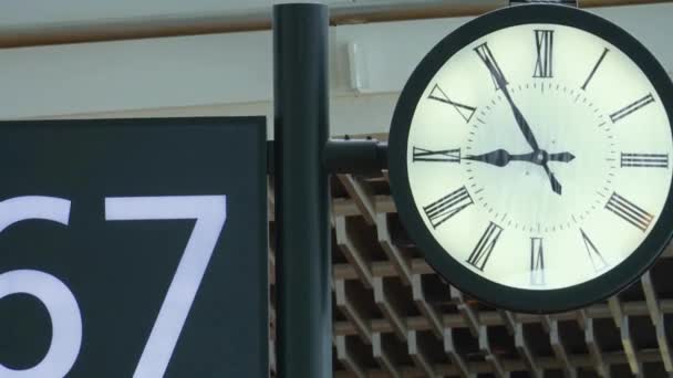Расписание Больших Часов Вокзале Заклинившим Поворотом Вверх — стоковое видео