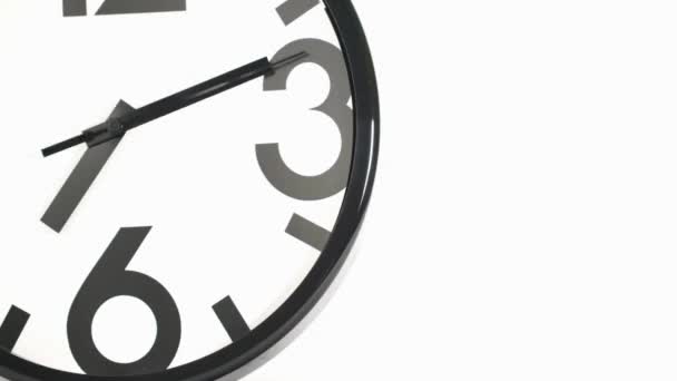 Zamknij Biały Zegar Przodu Zegarek Ścienny Szybko Pokazuje Upływ Czasu — Wideo stockowe