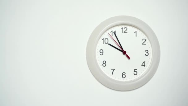 白い時計を閉じて進む ウォールウォッチはすぐにタイムラプス現代のアラームタイムラプス効果を示し — ストック動画