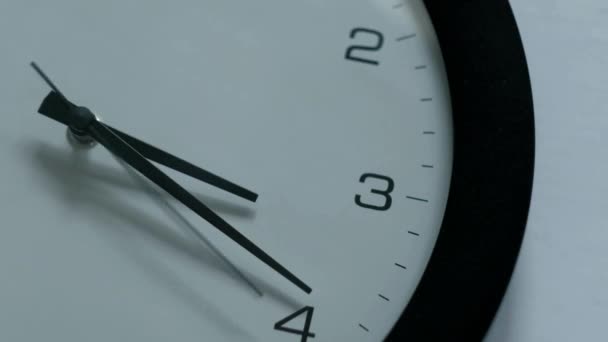 Zamknij Biały Zegar Przodu Zegarek Ścienny Szybko Pokazuje Upływ Czasu — Wideo stockowe