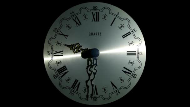 Ouderwetse Klok Zoom Vintage Horloge Romeinse Cijfers Draaien Donker Zwart — Stockvideo