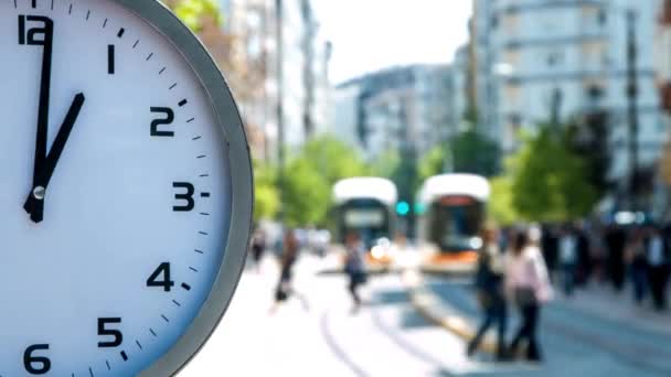 Timelapse Clock Time Front Busy City Street People Passing Background — Stock Video