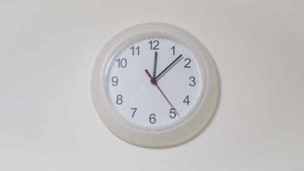 現代の壁の時計の白い時計の時間の経過を転送します 時計は時に概念的な機会を示し — ストック動画