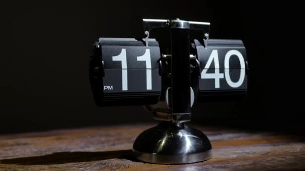 Vintage Flip Uhren Auf Dunkelschwarzem Hintergrund Auf Holz Schreibtisch Zeitraffer — Stockvideo