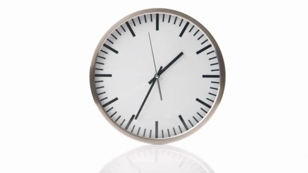 Czas Mija Nowoczesnym Zegarku Ściennym Biały Zegar Idzie Przodu Zegary — Wideo stockowe