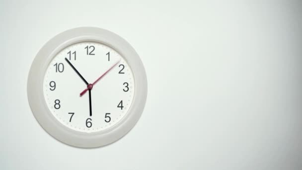 Проміжок Часу Сучасному Настінному Годиннику Білий Годинник Йде Вперед Годинник — стокове відео