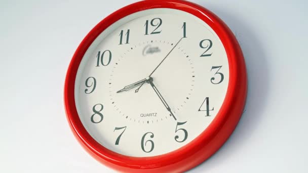 ブラックハンドムーブメントを搭載した現代の目覚まし時計は時計回りに進みます カウントダウンと締め切り — ストック動画