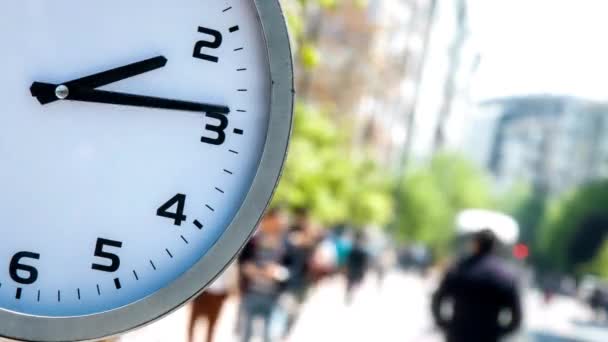 Timelapse Czasu Zegara Przedniej Części Ruchliwej Ulicy Miasta Ludzi Przechodzących — Wideo stockowe