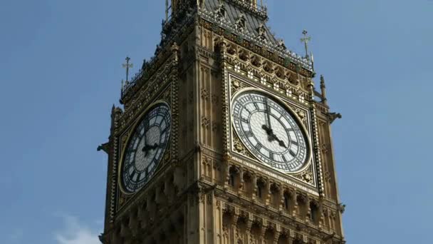 London Big Ben Klocka Tiden Förfaller Med Blå Himmel Bakgrunden — Stockvideo