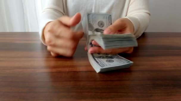 Empregado Masculino Contando Salário Dinheiro Dólar Mãos Fechadas Close Mãos — Vídeo de Stock