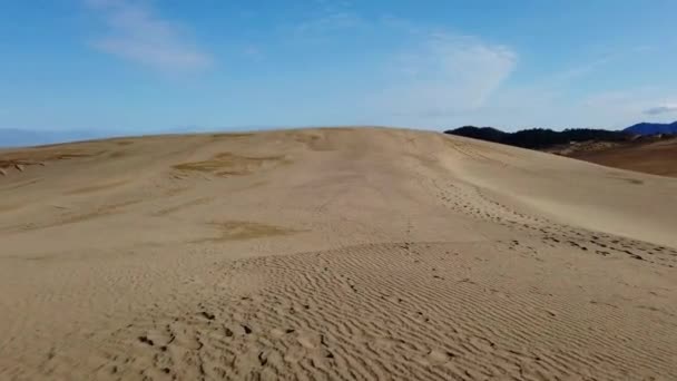 Puesta Sol Sobre Las Dunas Arena Del Desierto Hermosas Olas — Vídeo de stock