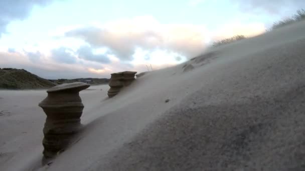 Ηλιοβασίλεμα Πάνω Από Τους Αμμόλοφους Έρημος Όμορφα Κύματα Στην Άμμο — Αρχείο Βίντεο