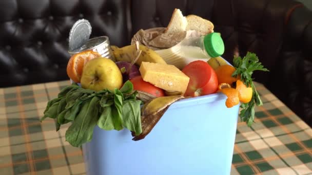 Opróżnianie Resztek Jedzenia Owoców Kosza Śmieci System Sortowania Odpadów Kuchennych — Wideo stockowe