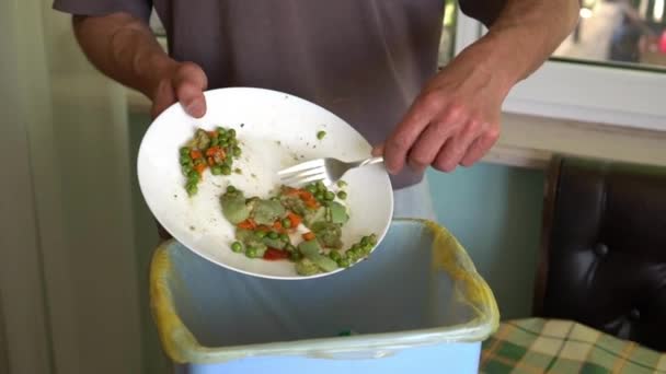 Het Legen Van Voedsel Fruit Restjes Vuilnisbak Huishoudelijk Keukenafval Sorteersysteem — Stockvideo