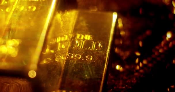 Detailní Pohled Lesklé Zlaté Pruty Naskládané Dokonalých Řadách Okolním Světlem — Stock video