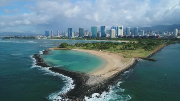 Air Drone Pantai Hawaiian Dengan Pemandangan Gedung Apartemen Tinggi Menghadap — Stok Video