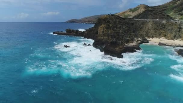 島やハワイ海岸の美しい崖のビーチと空中ビューの風景日差し岩海岸自然サーフィンツリー砂岩オアフ島マウイ — ストック動画