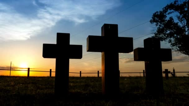 旧十字架形の墓石墓地墓地に墓の上に石のクロス曇りの日のチャンネル埋葬地墓のエントメント — ストック動画