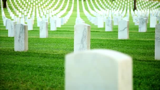 Miejsce Spoczynku Cmentarz Zieloną Trawą Cmentarz Grób Białym Nagrobkiem — Wideo stockowe