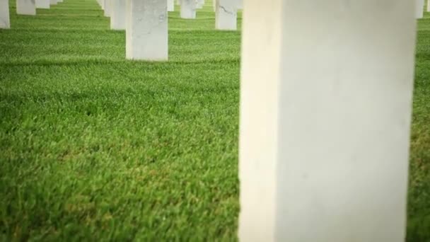 Begräbnisstätte Land Mit Grünem Gras Kriegsfriedhof Grab Mit Weißem Grabstein — Stockvideo