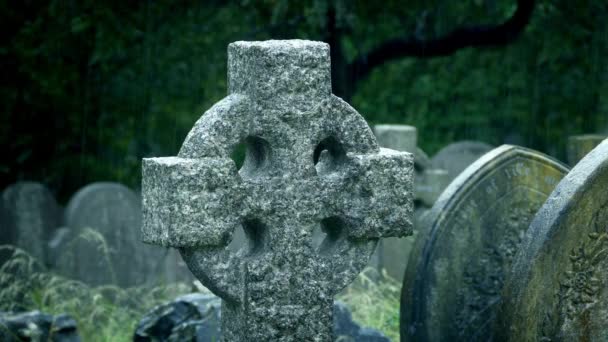 Katolicki Grób Chrześcijański Pomnik Anioła Cmentarza Celtycki Krzyż Cmentarzu Tłem — Wideo stockowe