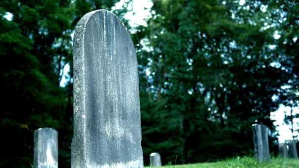 Kamienny Krzyż Nagrobek Starego Grobu Nazwą Straszna Scena Koncepcja Śmierci — Wideo stockowe