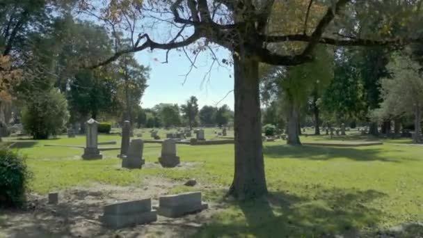 Eski Haç Biçimli Mezar Taşı Mezarlıkta Haç Çıkartır Bulutlu Bir — Stok video