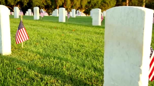 アメリカ国旗のある兵士の墓アメリカキリスト教墓地パンカトリックの信仰白い石の墓 — ストック動画