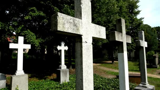 Close Vela Cruzes Pedras Graves Borrado Para Focar Movimento Cemitério — Vídeo de Stock