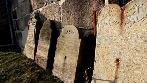 Staré Náhrobní Kameny Hrob Starověký Křesťanský Kámen Kříž Staré Kamenné — Stock video