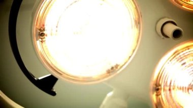 4K hastanesindeki ameliyathane lambasında modern hastanenin ameliyat odasındaki boş ameliyathane manzarası cerrahi arka plan sağlık sorunu