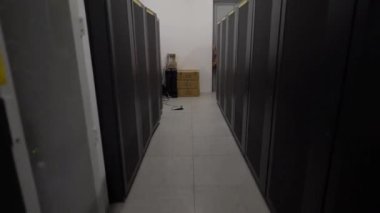 Veritabanında, Rack Sunucularının Satırları ile Veri Merkezi Çalışma Nöral Ağ İzleme süper bilgisayar sunucu sistemi çiftliği oluşturur