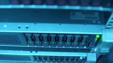 Veri Merkezi Bağlantı Kabloları 'nda LED kablo ethernet internet sunucusu olan veri sunucuları. Bilgi İletişim Ağı
