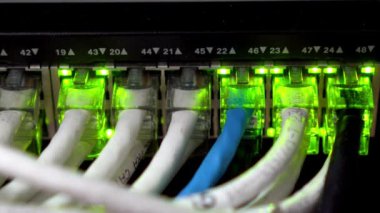 Hub Kablo Ağı Modem Bilgi ve Veriye Bağlı Ethernet Kabloları. Konsept: Telekomünikasyonun Dijital hale getirilmesi ve Görselleştirilmesi.