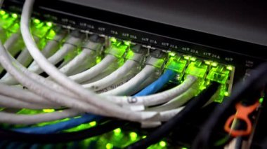 Veri Merkezi Bağlantı Kabloları 'nda LED kablo ethernet internet sunucusu olan veri sunucuları. Bilgi İletişim Ağı