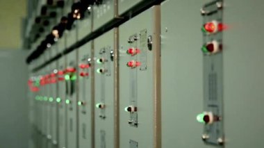 Veritabanında, Rack Sunucularının Satırları ile Veri Merkezi Çalışma Nöral Ağ İzleme süper bilgisayar sunucu sistemi çiftliği oluşturur