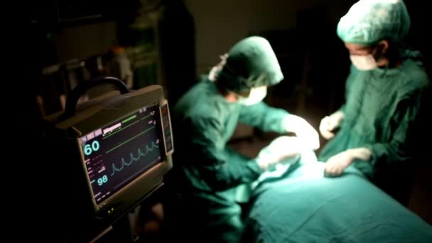 Cirurgiões Profissionais Enfermeiros Uniformes Realizando Operação Sob Lâmpada Usando Instrumentos — Vídeo de Stock