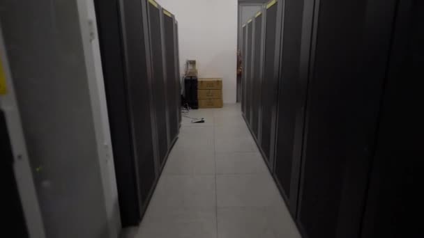ラックサーバーの行を持つ作業データセンターデータベースレンダーファーム内のラック上のスーパーコンピュータサーバーシステムを監視する神経ネットワーク — ストック動画