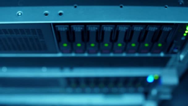 Ledケーブルイーサネットインターネットサーバーを備えたデータサーバーデータセンター接続ケーブルでのクローズアップ 情報通信ネットワーク — ストック動画