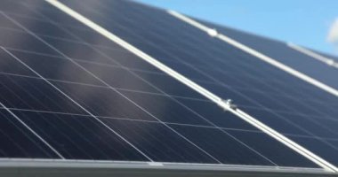 Temiz yenilenebilir enerji üretimi için güneş enerjisi santrali güneş ışığı ile yakın çekim görüntüsü